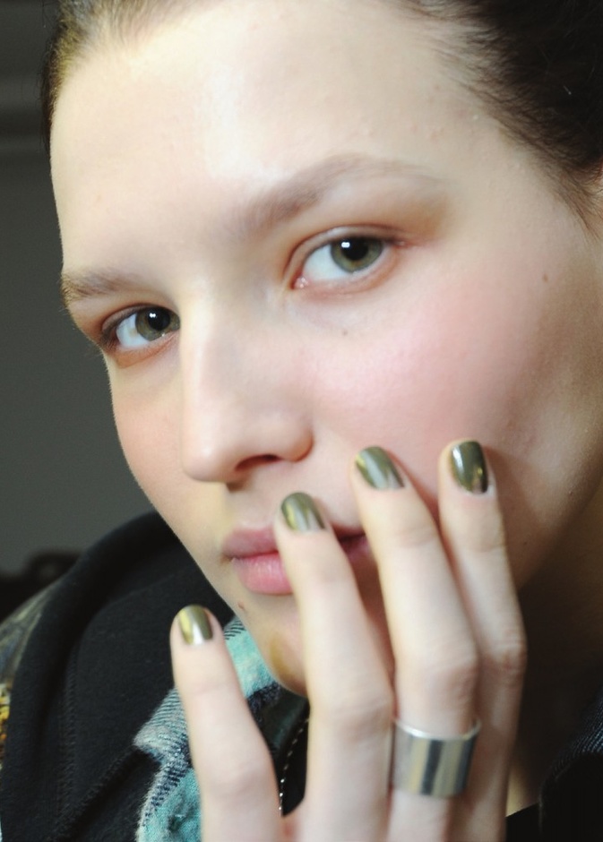  Sally Hansen تحدد صيحات طلاءات الأظافر 2014-2013