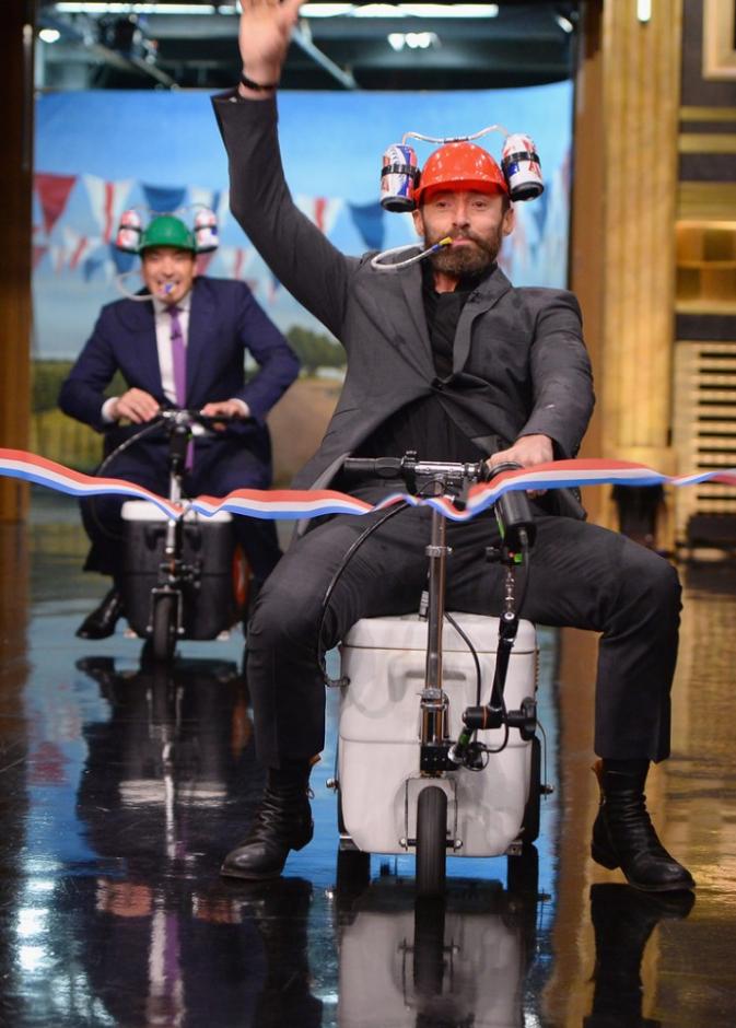 يبدو أن هيو جاكمان قد حن لطفولته ليسابق النجم جيمي فالون في cooler scooter