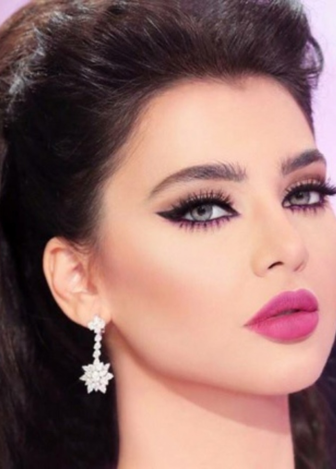 قمر صاحبة الحواجب الطبيعية
