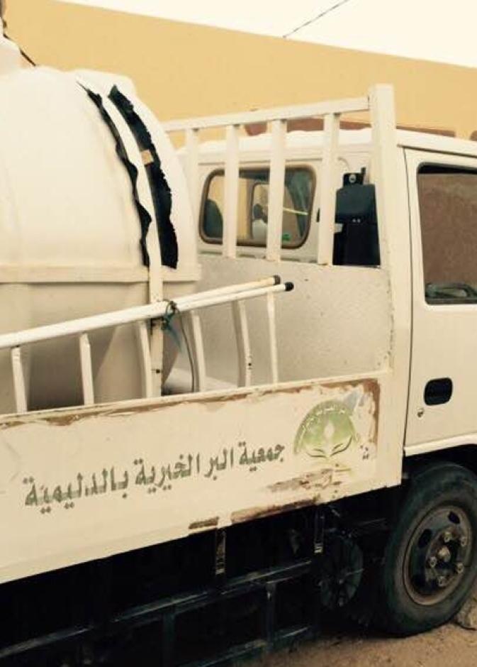 سيارة نقل ماء سعودية تخمد حريقاً قبل الإطفاء
