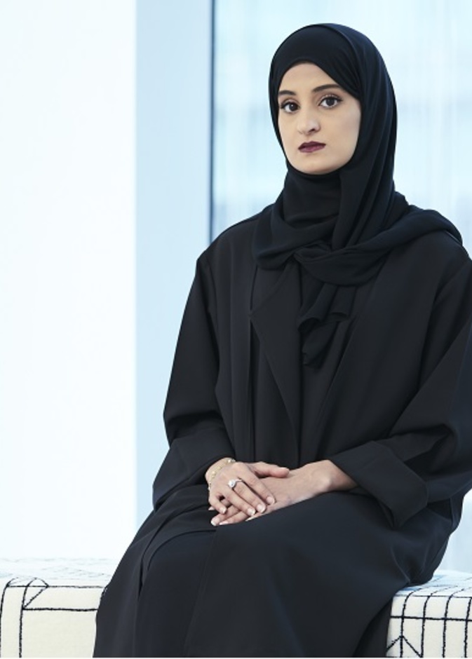 المصممة الإماراتية الجود لوتاه لـ "هي": أستوحي من ثقافتنا والحِرف اليدوية تميّزنا
