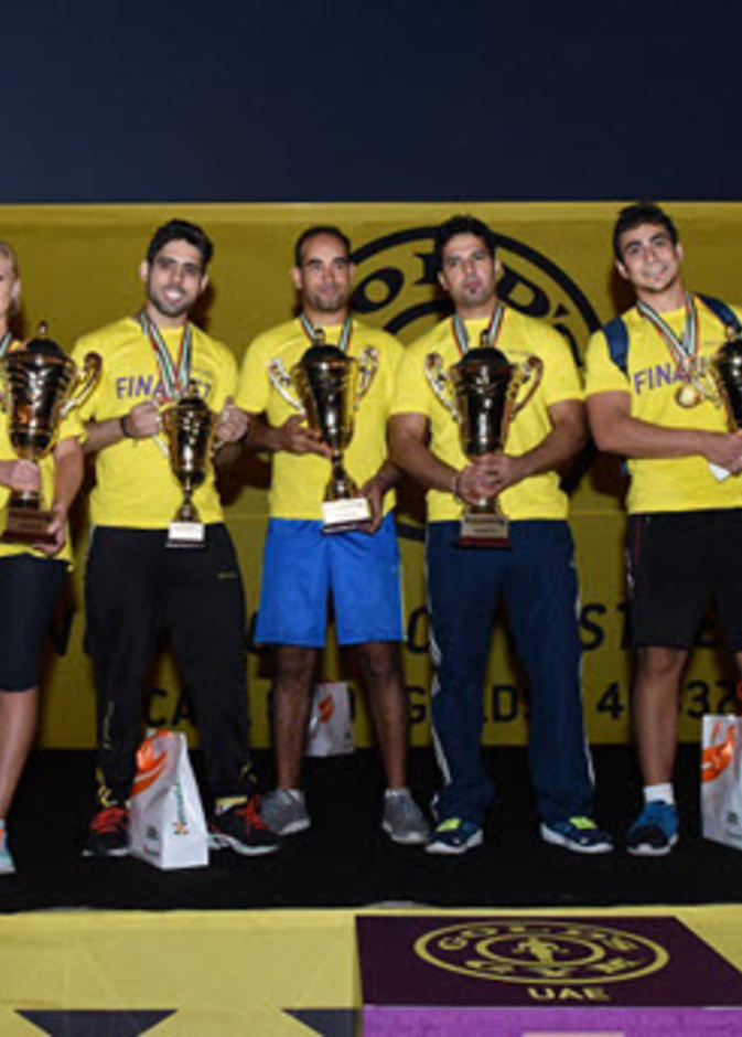 الفائزون مع جوائزهم