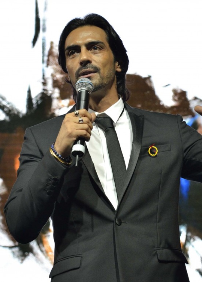  نجم بوليوود أرجون رامبال خلال تقديمه إحدى اللوحات التي عُرضت في المزاد. 