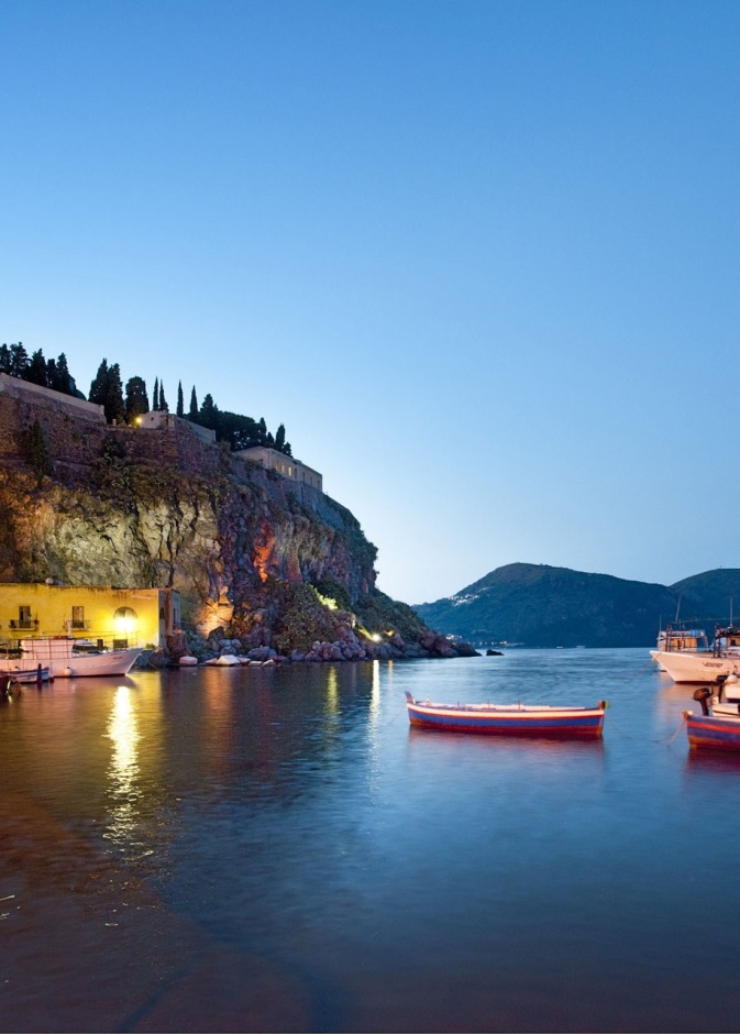 هناك هالة من السحر والجمال تحيط بهذه الجزيرة التي تبعد مسافة ساعة ونصف بالعبارة من بلدة ميلاتسو في شمال شرق صقلية