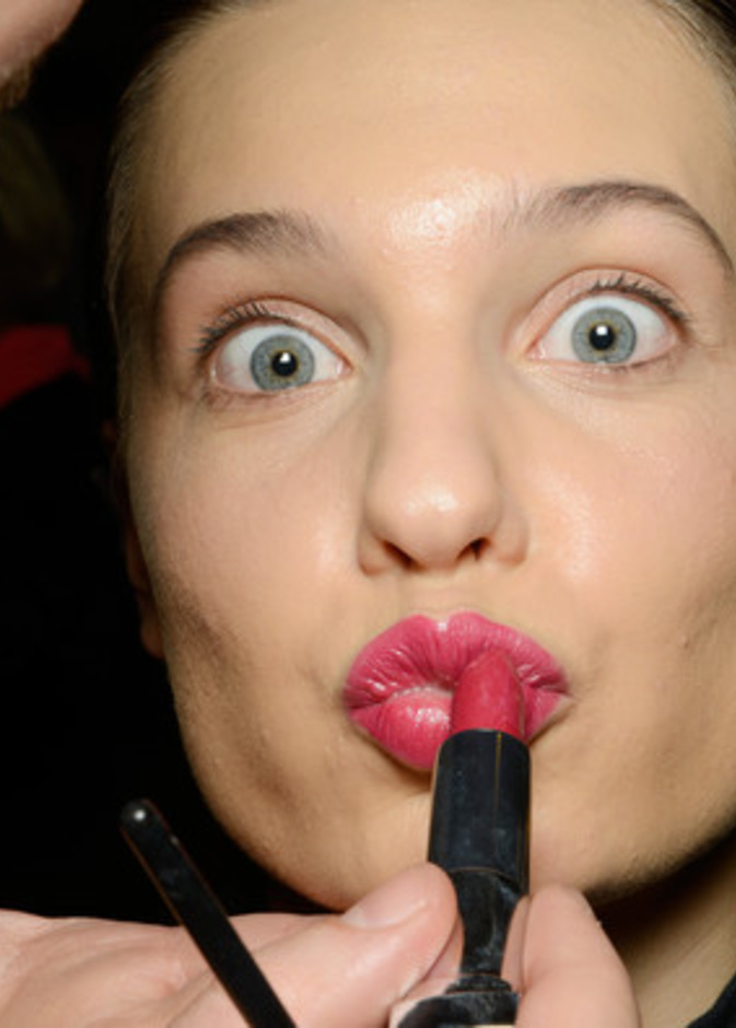 حركة طريفة لعارضة في كواليس American Express Fall / Winter 2014 بإيطاليا