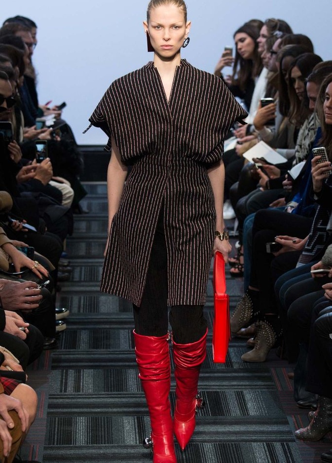 "J.W.Anderson".... صخب الثمانيّات بجرأة وتفرّد