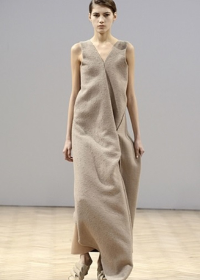 J.W. Anderson خريف شتاء 2014... تصاميم تتحدى الموضة! 