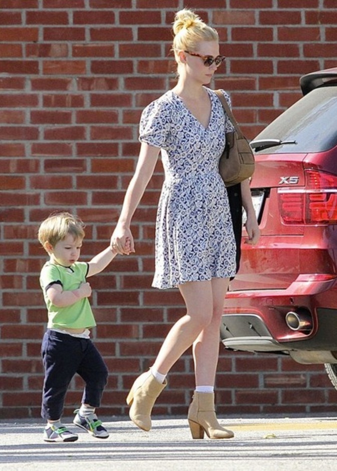 بالصور: جونيوري جونز تتنزه مع إبنها ألكسندر