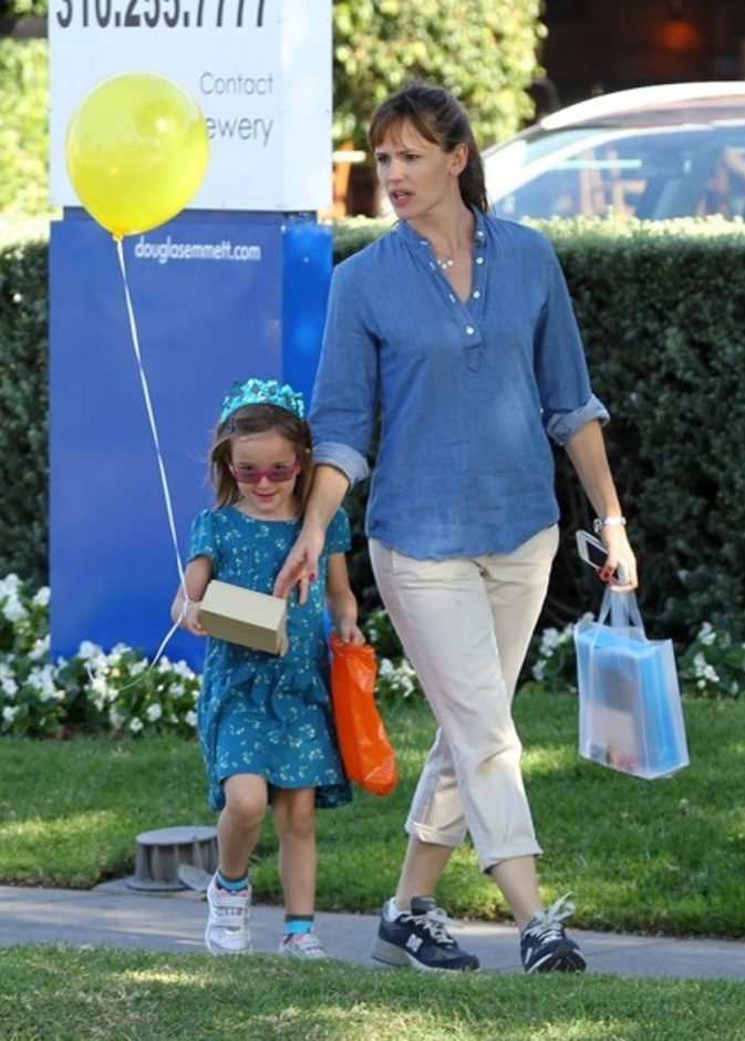 بالصور: جينيفر غارنر تأخذ سيرافينا إلى حفلة عيد ميلاد