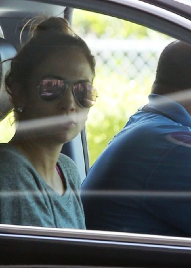 بالصور: جينيفر لوبيز تخفي ابنتها عن العيون