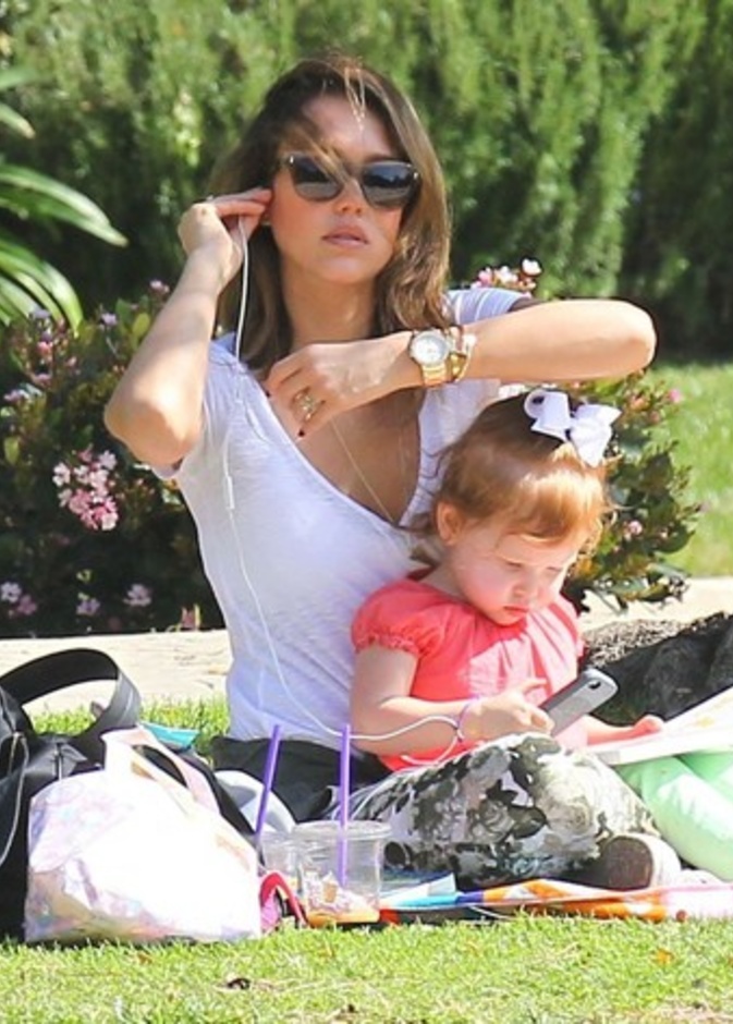 بالصور: جيسيكا ألبا تمضي يوما مع أسرتها في الحديقة 