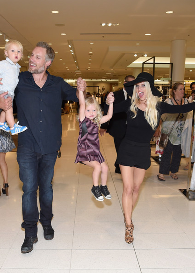 بالصور: جيسيكا سيمبسون تقدم مجموعتها للأزياء