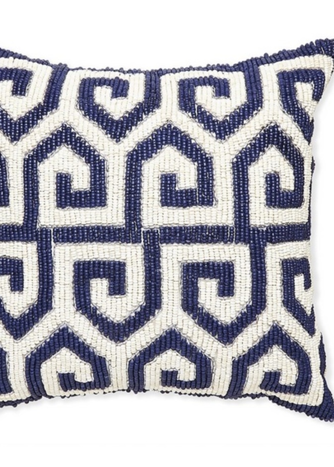 وسادة مطرزة بالخرز على شكل خطوط هندسية من Jonathan Adler