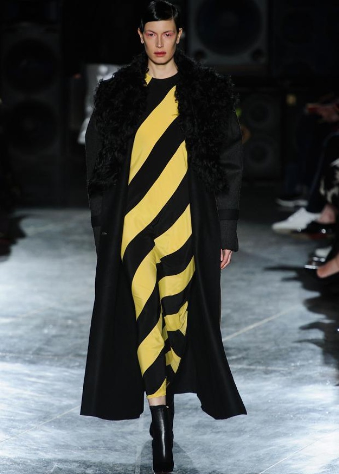 عرض أزياء JONATHAN SAUNDERS... خريف بألوان الجنون