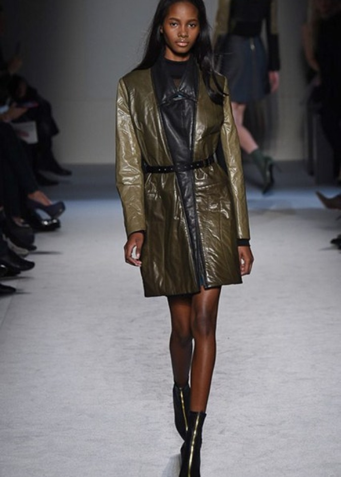 Roland Mouret: تصاميم كلاسيكية بنفحة عصرية