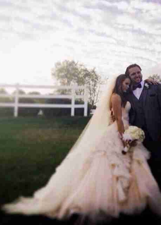 زواج كارا كيوغ من لاعب الـNFL كايل بوسورث