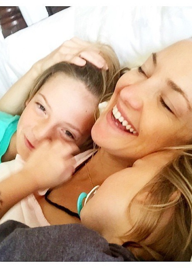 أحلى هدية بعيد ميلادها كايت هدسون تحصل على عناق دافي من ولديها