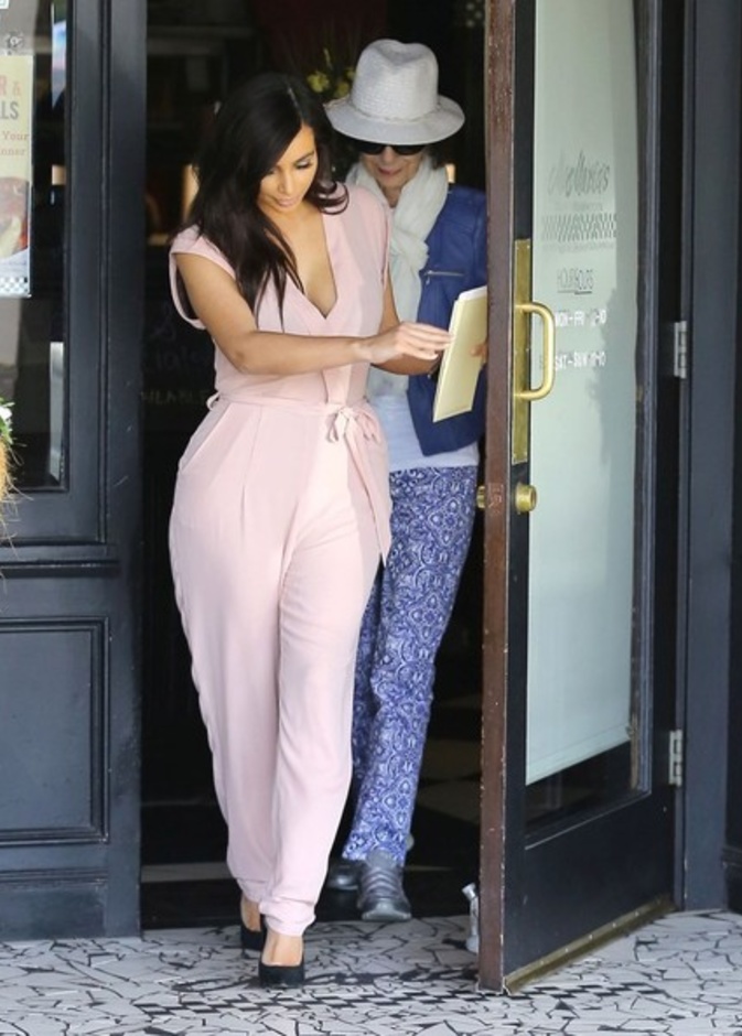 كيم كارداشيان مع جدتها