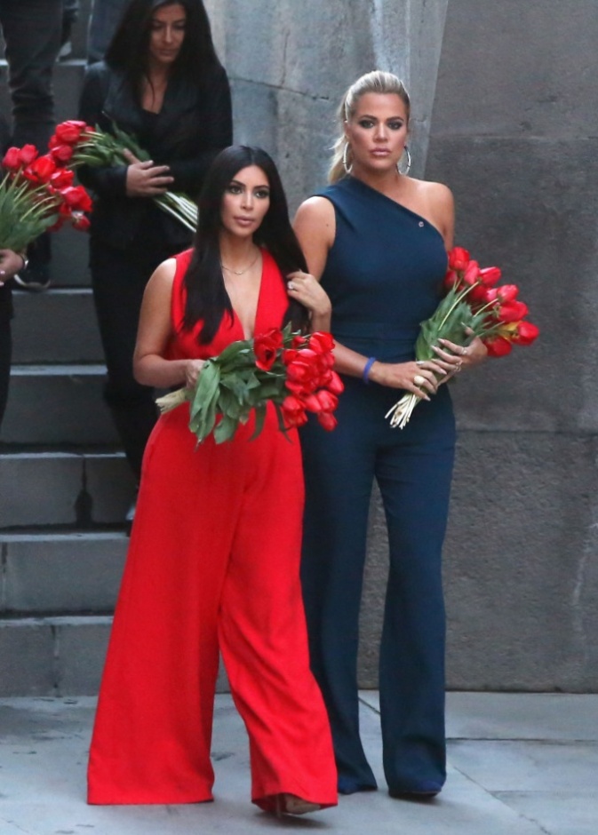 كيم وكلوي كاردشيان تضعان الزهور على نصب تذكاري في أرمينيا