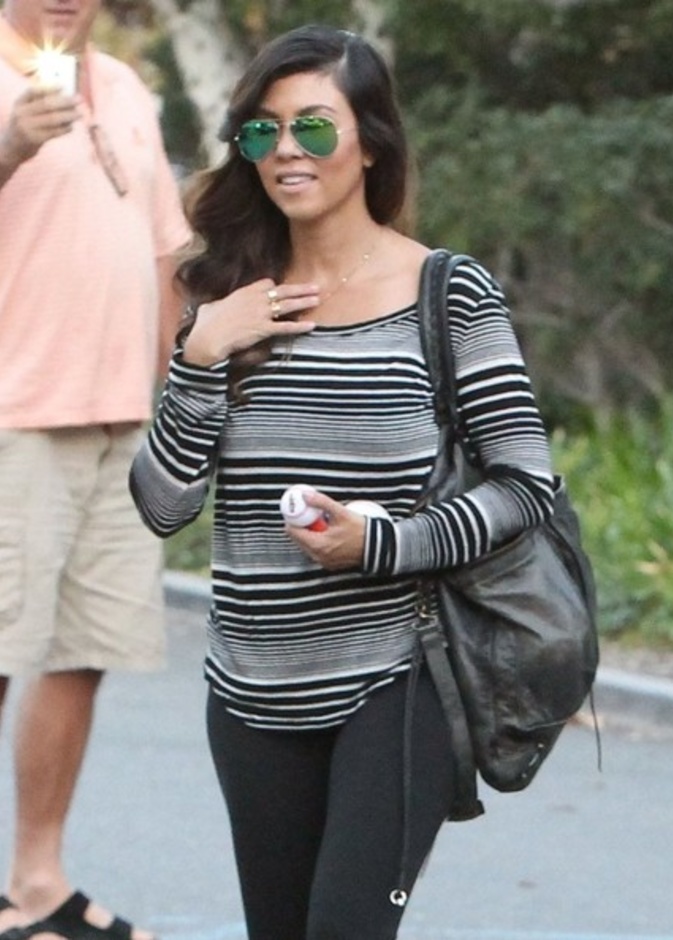 بالصور: كورتني كارداشيان تركض مع إبنها في كاليفورنيا