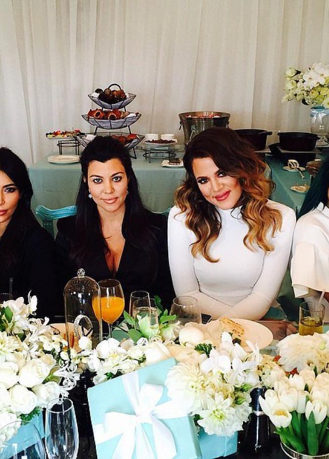 كورتني كارداشيان تحتفل مع أخواتها بـbaby shower خاص لطفلها القادم
