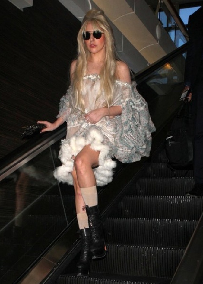بالصور: Lady Gaga تتألق بمطار لوس أنجلوس