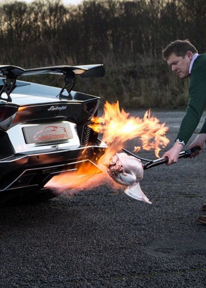 فيديو: بريطاني يشوي ديكا روميا على محرك لامبورغيني 