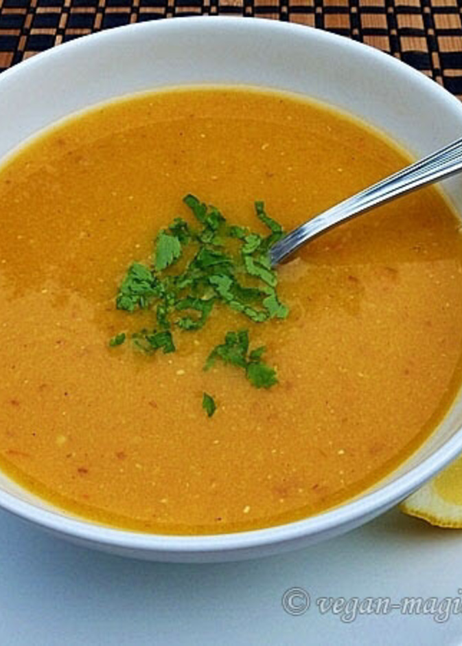 يتميز العدس بوجود العديد من العناصر الغذائية والفيتامينات والمعادن فيه