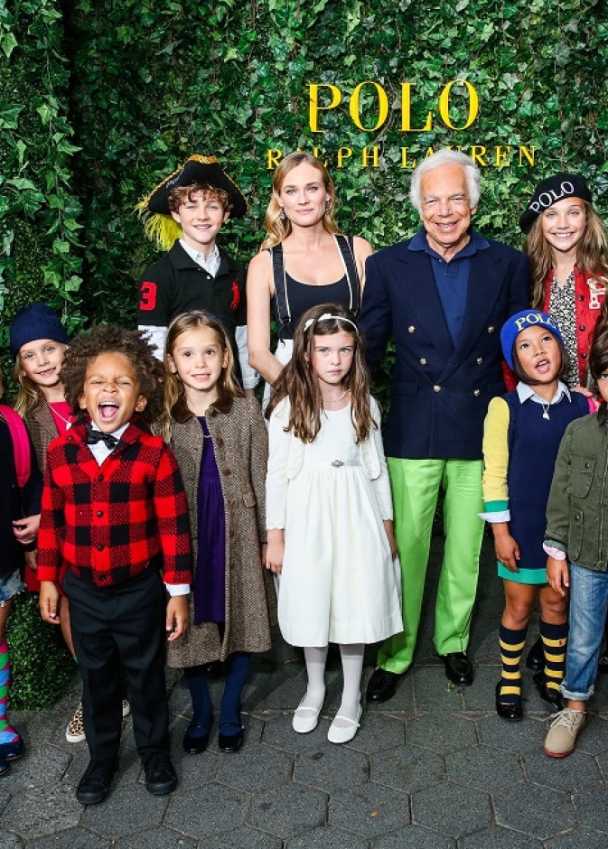 المصمم الأمريكي رالف لورين مع الأطفال خلال المناسبة 