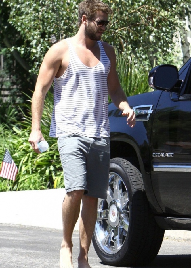 بالصور: ليام هيمسورث يتسوق حافي القدمين