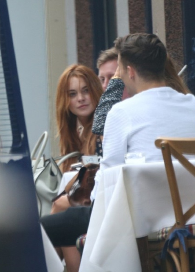 بالصور: ليندساي لوهان تتنزه في مايفير