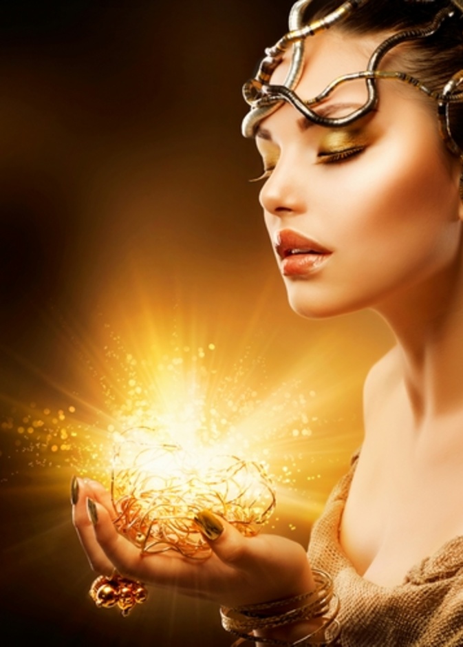 3 سيدات يسرقن 11 ألف ريال بالسحر