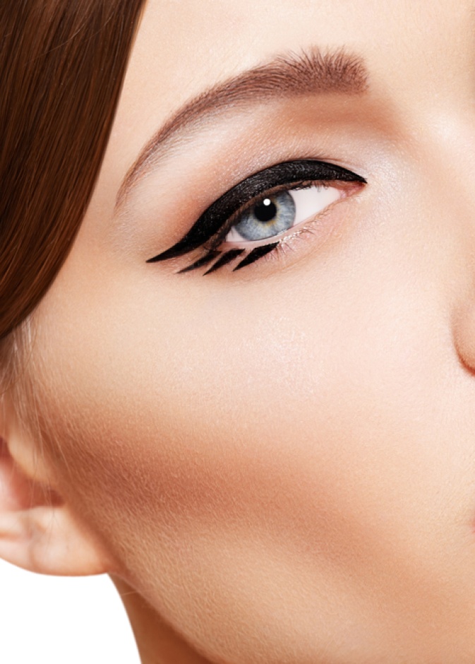 ماذا يحدث حين يلتقي الأسود مع الأحمر في مكياجك؟