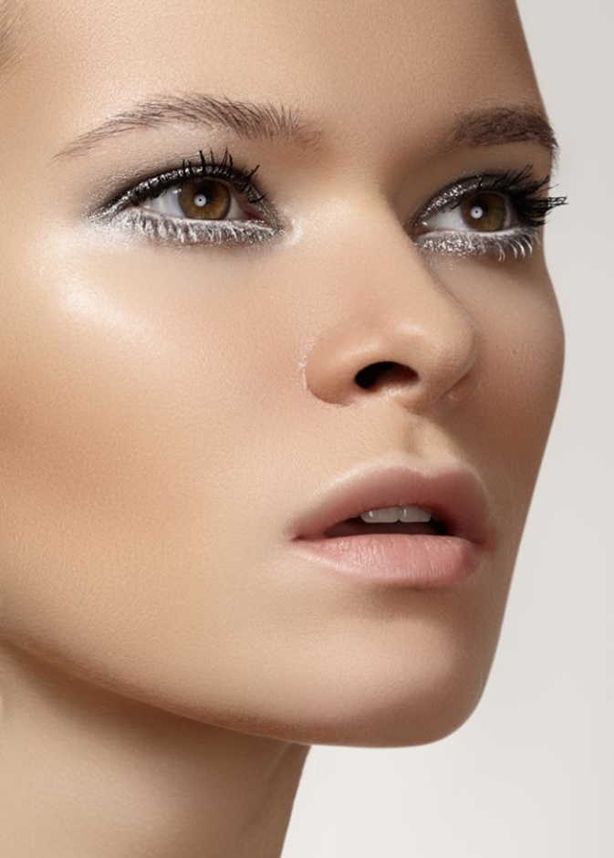 خطوات وضع الظلال البرّاقة على عينيك