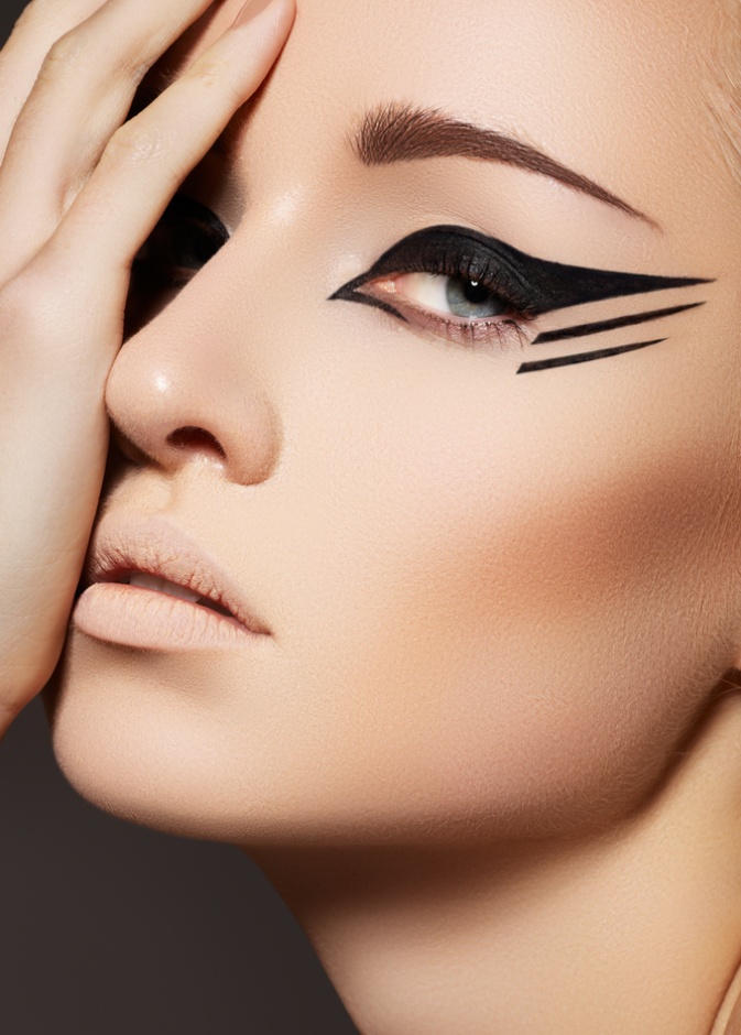 الآيلاينر العريض لنظرة استثنائية وموسمية