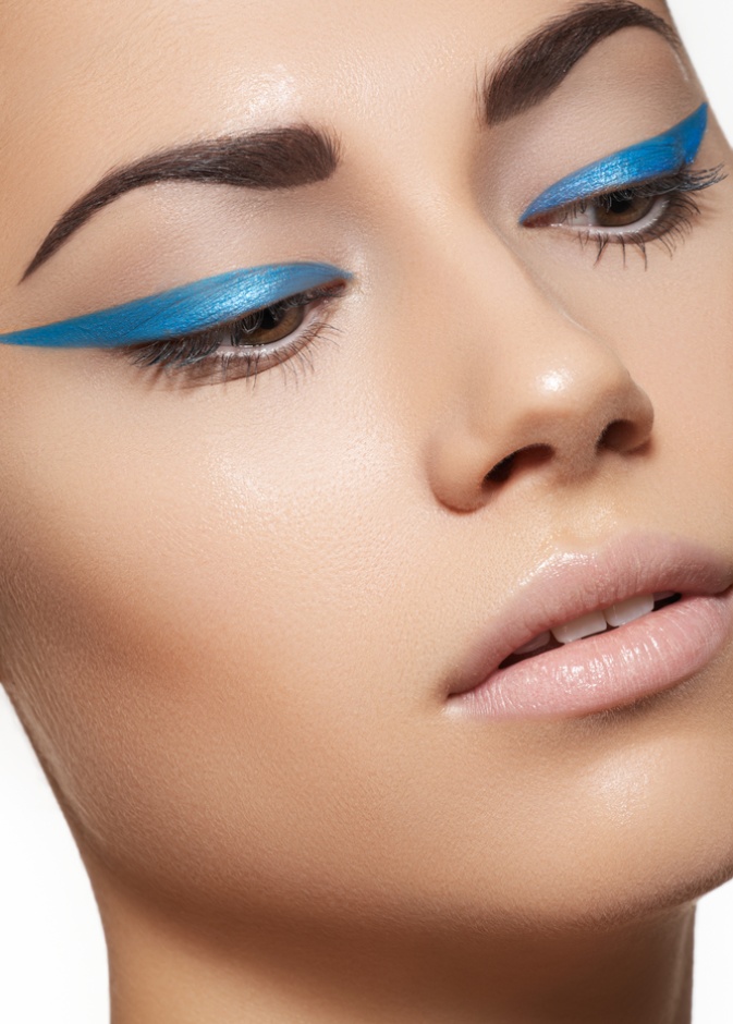 الآيلاينر الملوّن يكسر كل التقاليد