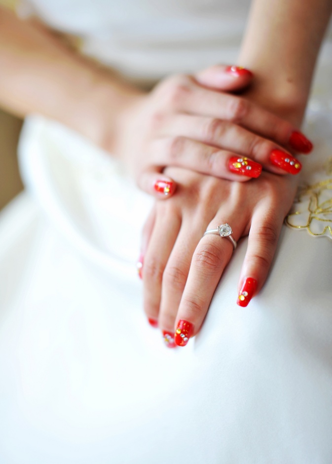 تخطّي المألوف بأظافرك يوم الزفاف