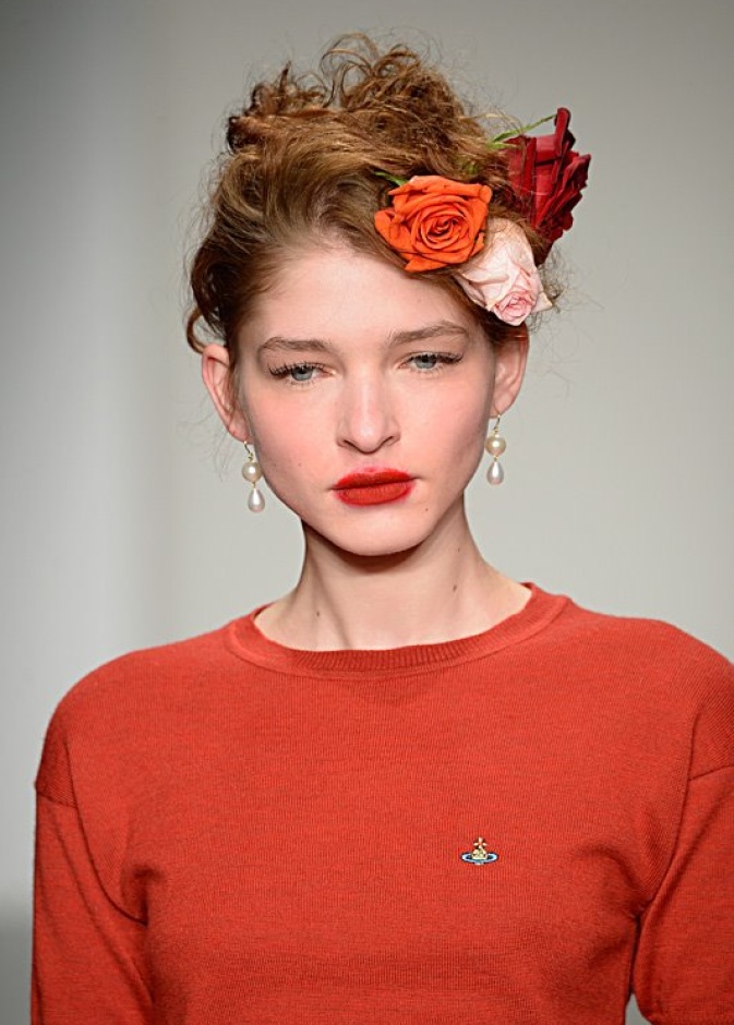 لندن تستقبل عروضها بشفاه حمراء جريئة