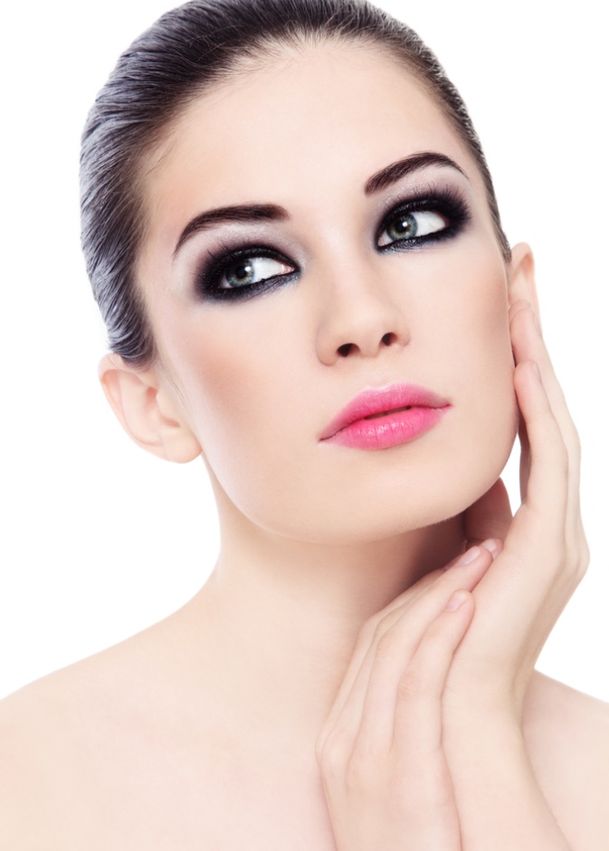 عيناك مرصعتان بالظلال الدخانية أيتها العروس