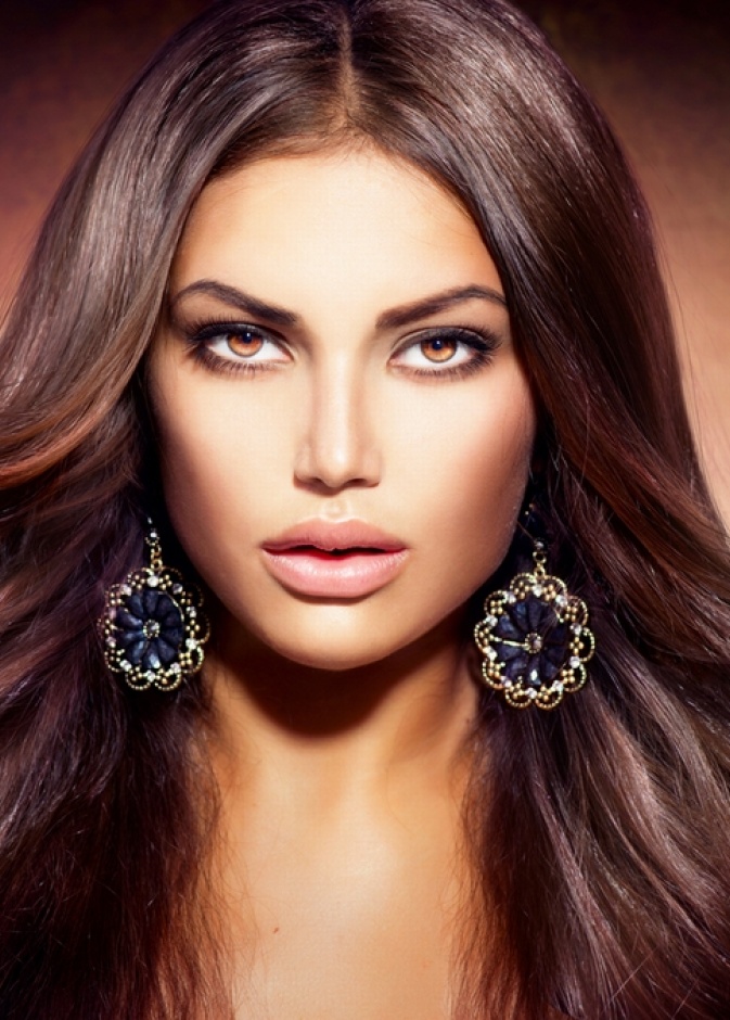 هل يتناغم المكياج البرونزي مع شعرك البني؟ 