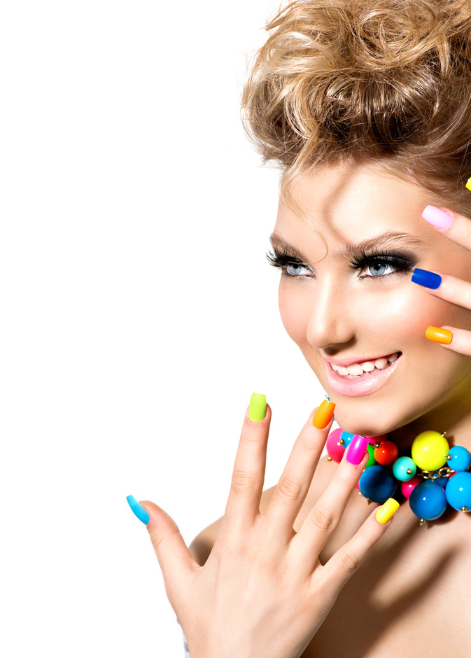 أظافرك تكلّلها الألوان الصيفية