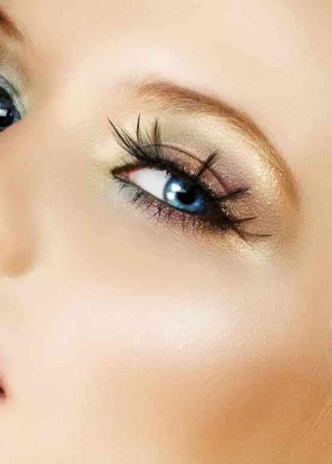 خدودك تتمايل بين البرونزي والوردي