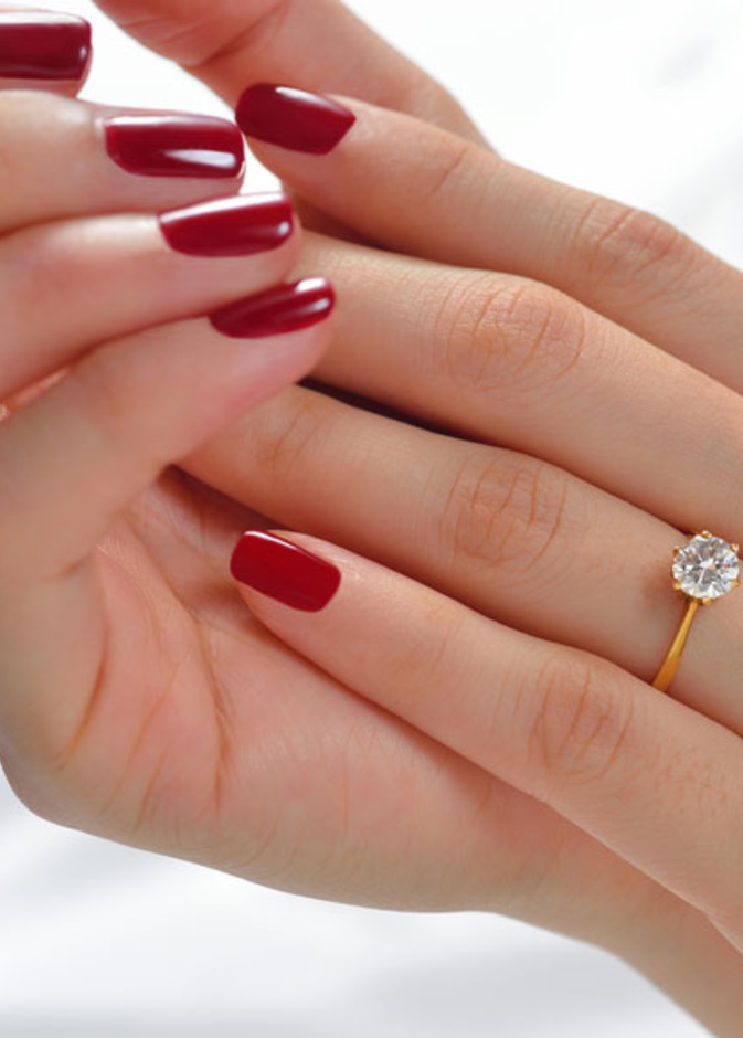 الأظافر الحمراء تليق أيضاً بعروس يوم الحب