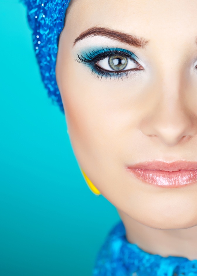 الأزرق يغمر ماكياجك هذا الربيع