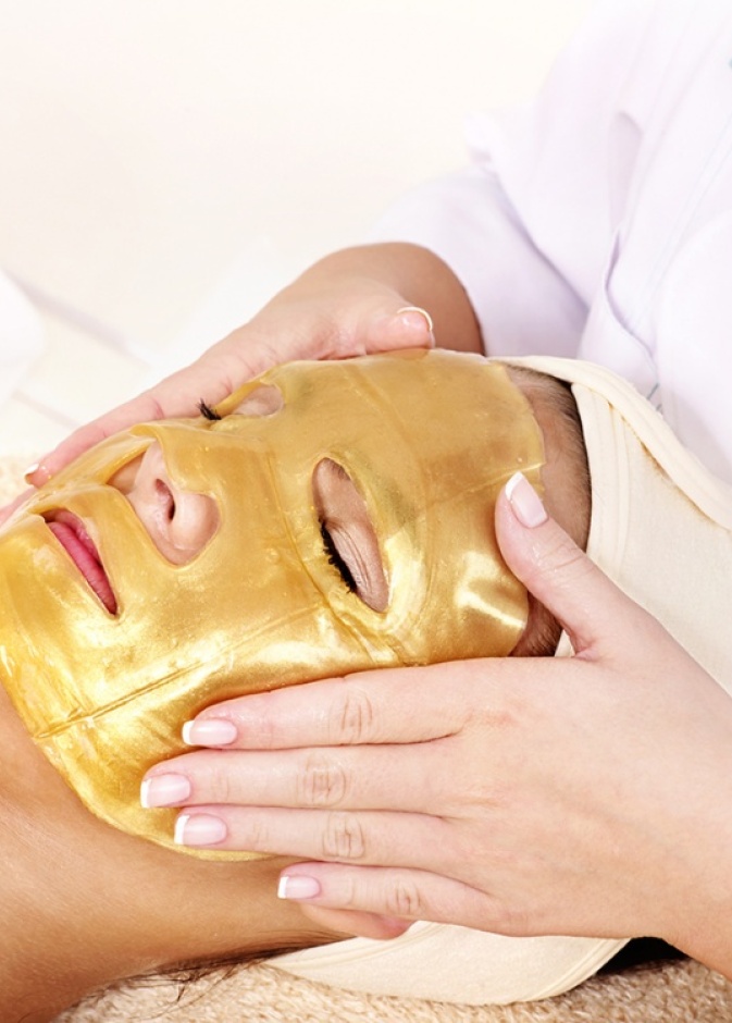 بالفيديو: أقنعة ذهبية تتحدى الشيخوخة