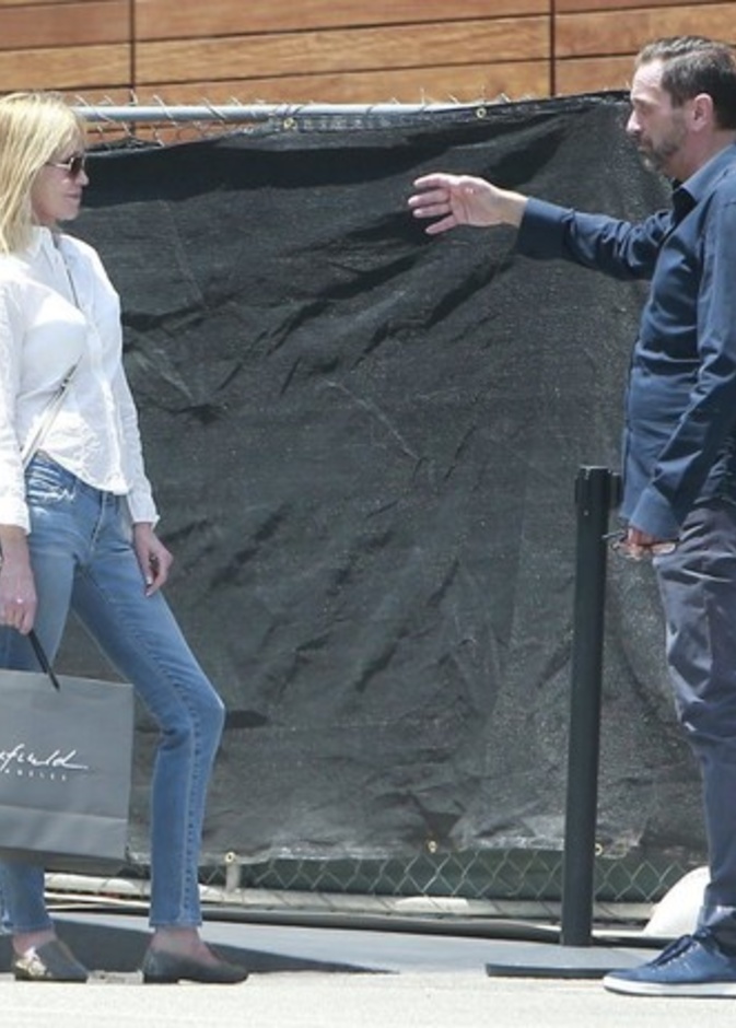 بالصور: ميلاني غريفث تستعيد أناقتها مع صديق جديد