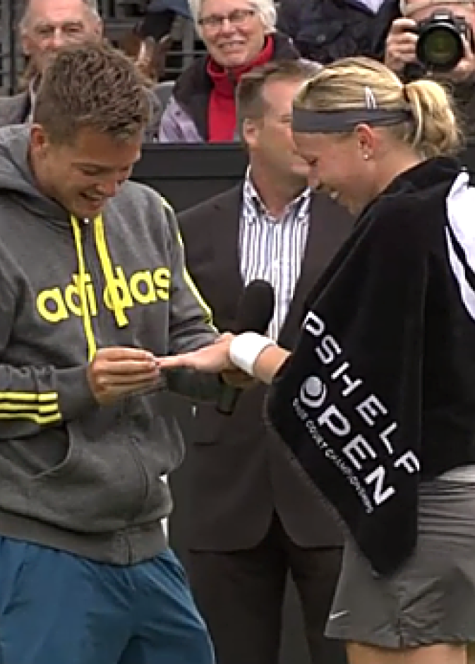 بالفيديو: مارتن ايمريتش يطلب يد ميكاييلا كرايتشيك بكل رومنسية  