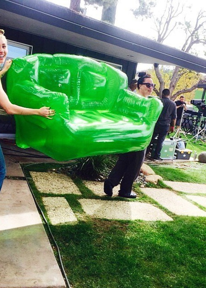 أين تذهب مايلي بهذه الأريكة الخضراء؟؟