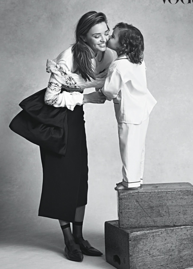 ميراندا كير تتألق على غلاف Vogue Australia
