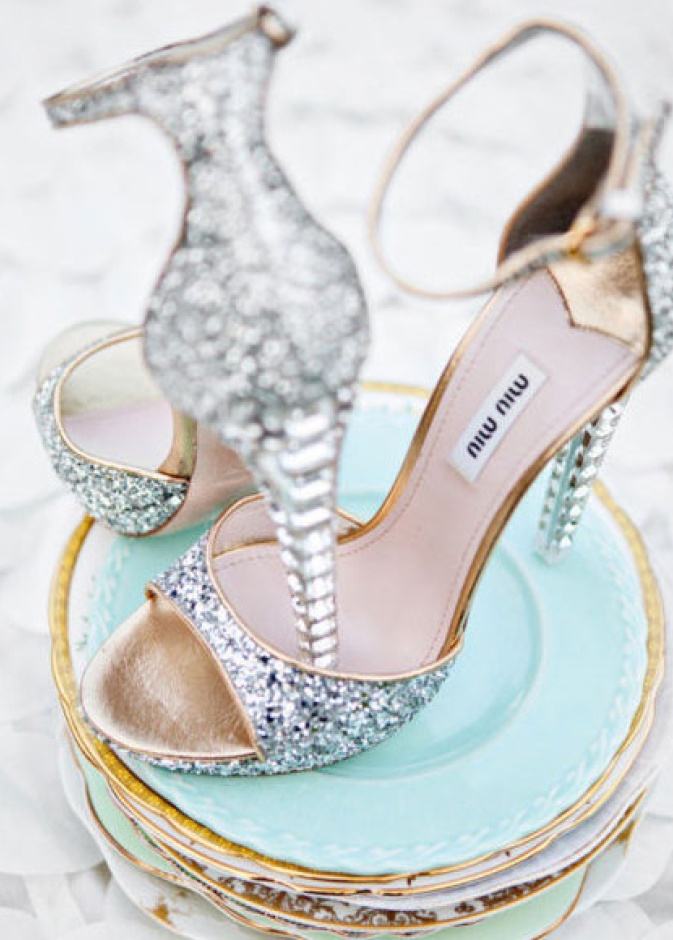 حذاء أنيق ذهبي ذو كعب عالي